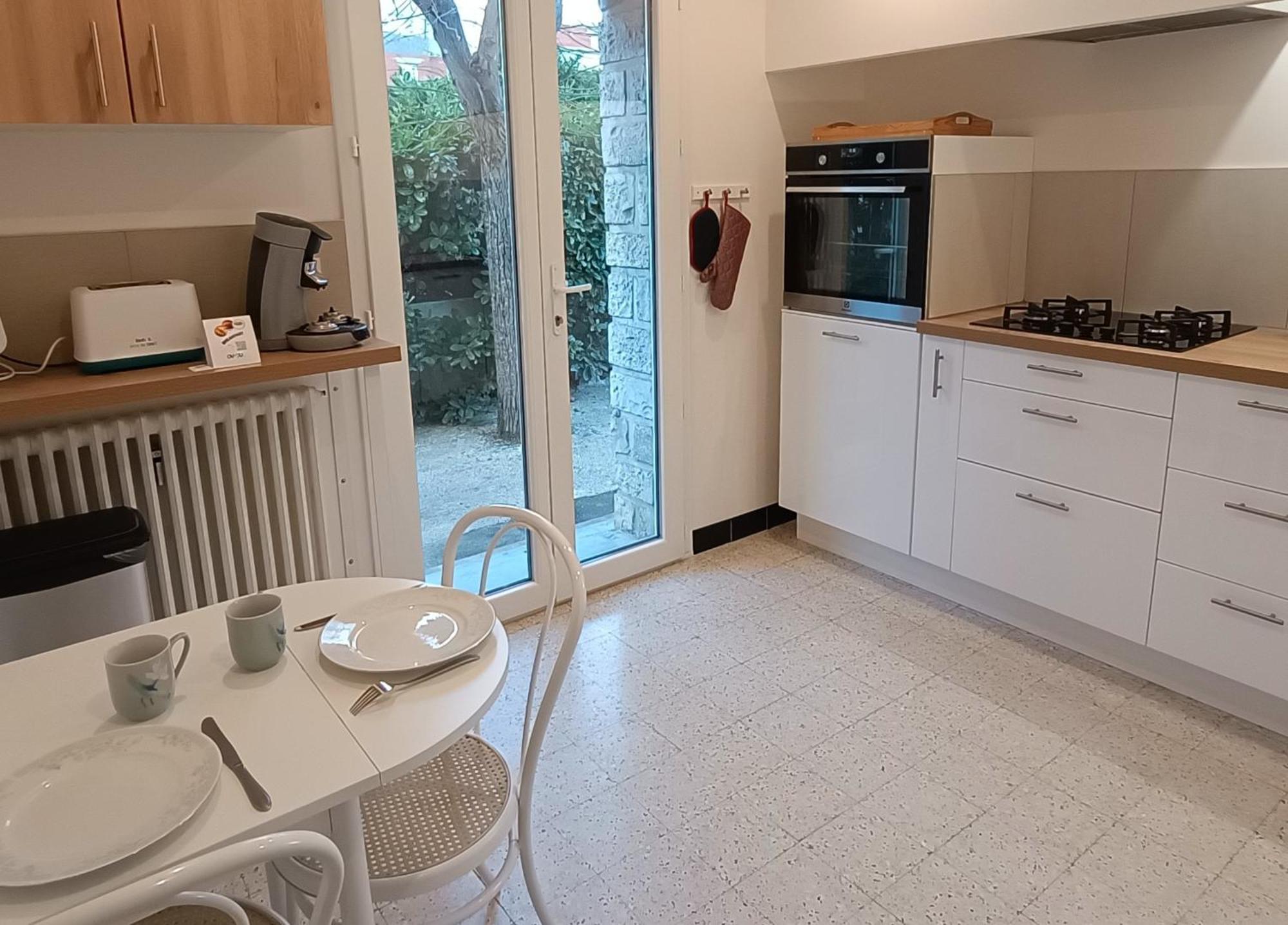 Grand Appartement, 2 Chambres Et Jardin Nîmes Exterior foto